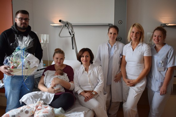 Im Foto von links nach rechts: Die stolzen Eltern mit der kleinen Elena, Oberärztin Z. Ghonoudi, Assistenzärztin L. Becker, Hebamme M. Hollerith, Kinderkrankenschwester M. Steller. Copyright: Jokba