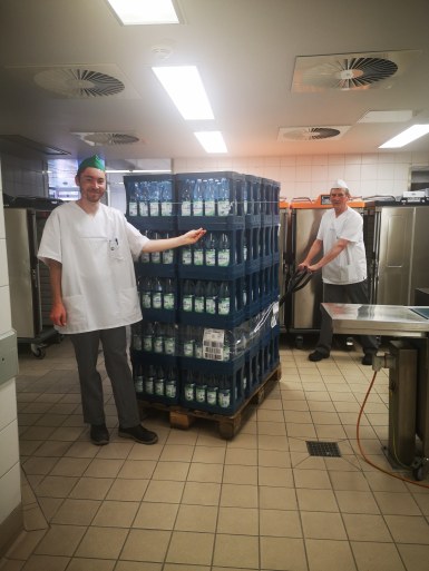 2020-04-23 - Hassia - Unsere Mitarbeiter verräumen die Ware
