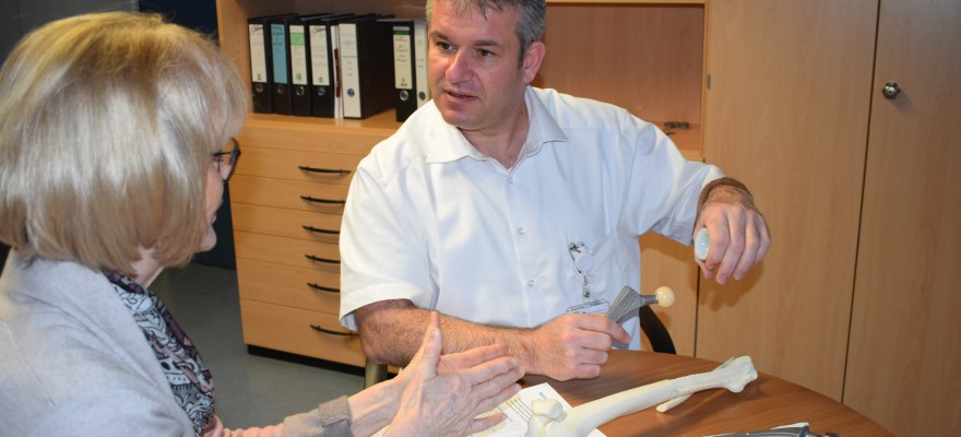 Patientengespräch - Chefarzt Dr. Ziersch präsentiert Prothesenmodelle