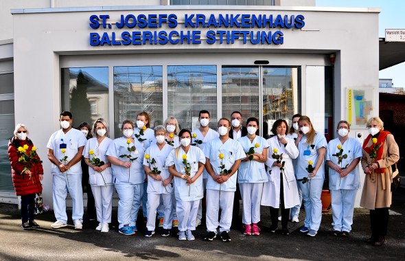 Rosenübergabe ZONTA_CR Barbara Czernek