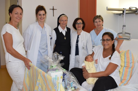 Geburtshilfliches Team gratuliert Eltern zur Geburt ihres Sohnes.