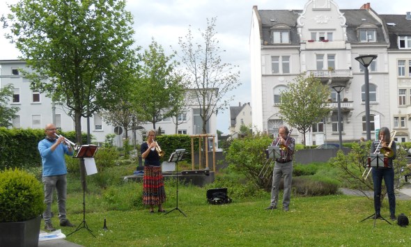 Bläsergemeinschaft vor dem Haus überrascht mit Konzert
