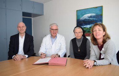 Unterzeichneten im St. Josefs Krankenhaus Balserische Stiftung Gießen kürzlich die Charta zur Betreuung schwerstkranker und sterbender Menschen (von links): Geschäftsführer Andreas Leipert, Ärztlicher Direktor Priv-Doz. Dr. med. Klaus Ehlenz, Hausoberin S