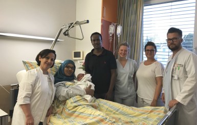 Im Foto von links nach rechts: Oberärztin Z. Ghonoudi, Frau Lula Yasin Shariff mit dem Baby im Arm, Hr. Ahmed Mukhtar, Schwester Michelle, Hebamme Lena Schmidt, Funktionsoberarzt P. Lang