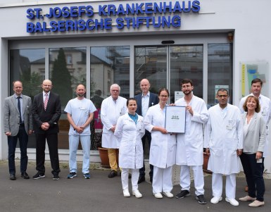 Chefarzt Dr. Brückner, seine Fachabteilung Visceralchirurgie, Bereichsleitung Kai Weber und die Krankenhausleitung freuen sich über erhaltenes AOK-Zertifikat