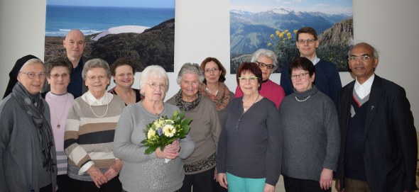Frau Müller mit Blumenstrauß, ehrenamtliche CKH-Damen, Oberin Sr. Theresa, Geschäftsführer Andreas Leipert und unser Seelsorge-Team
