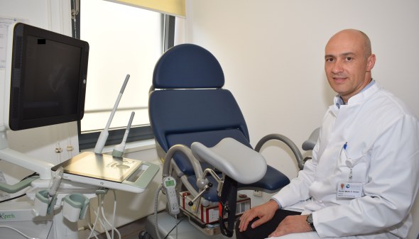 Chefarzt doctor-medic Serban im protkologischen Sprechzimmer
