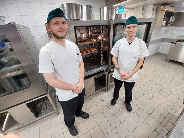 Auszubildende in Küche bekochen Pflegeschüler