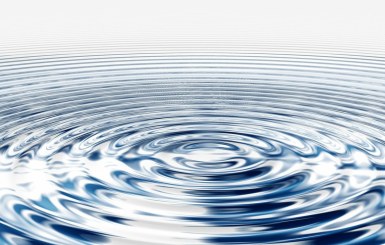 unruhige Wasseroberfläche nach Tropfen