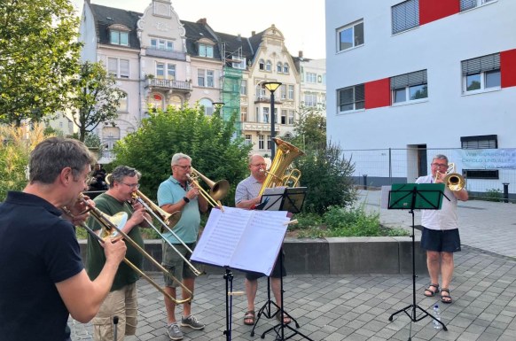 Bläsergruppe Tiefblech spielt vor dem Krankenhaus
