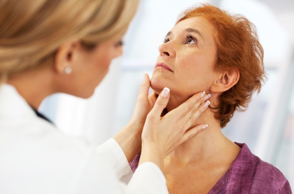 Schilddrüsenuntersuchung einer Patientin_CR: gettyimmages.com/skynesher