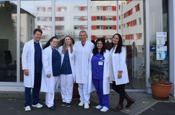 Chefarzt Dr. Eskef und sein ärztliches Team (nicht vollständig)