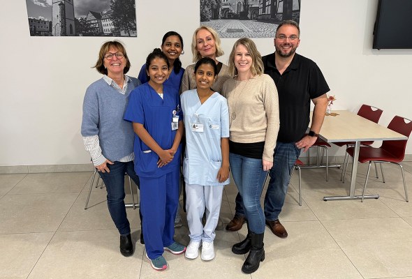 Pflegedirektorin Simone Maikranz, Ashna Mol Alackal-Geevarghese, Vrinda Chandran Salini, Namitha Sony (vorne), Frau Schmidt und  Kolb, (TGE) sowie Personalleiter Marco Meißner