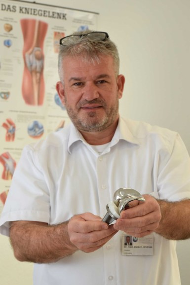 Dr.-med-Ziersch mit-künstlichem-Gelenk