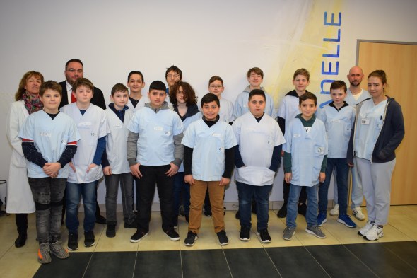 (v. l. n. r.:) Pflegedirektorin Simone Maikranz, Personalleiter und Pflegedirektor Marco Meißner, Bereichsleiter Kai Weber, Pflegeschülerin Jaqueline Wiese und die Schüler.