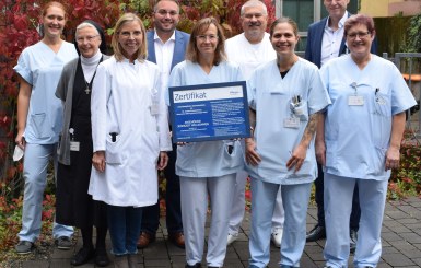 Gemeinsame Freude über die Rezertifizierung "Angehörigenfreundliche Intensivstation"