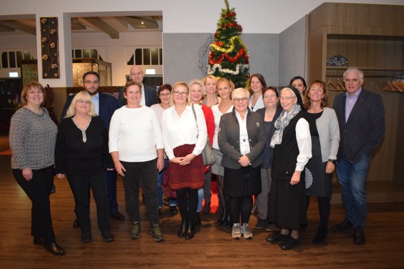 Gruppenfoto unserer Dienstjubilare und der Gratulanten aus der Krankenhausleitung
