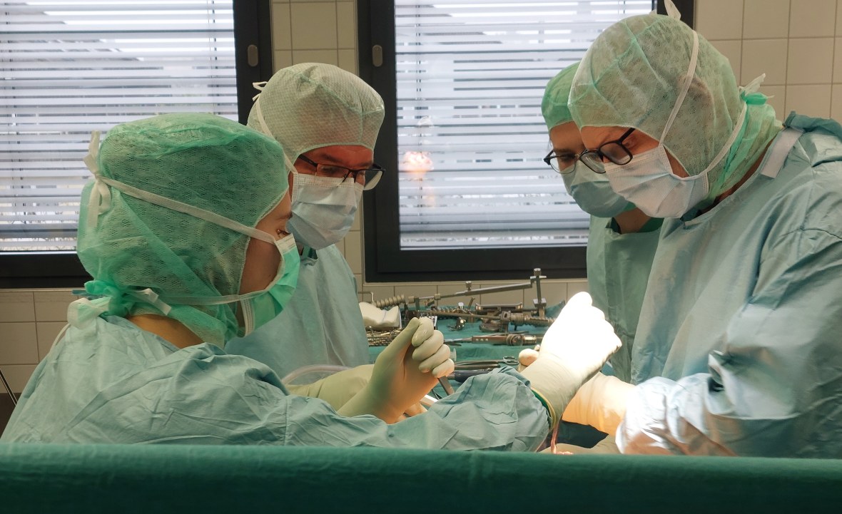 Operation Knieprothese_ Chefarzt Dr. Ziersch, Oberarzt Hr. Weber und Team