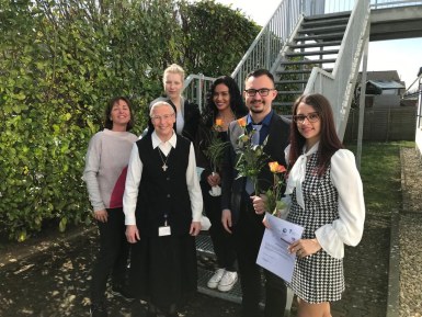 Unsere frisch Examinierten vom Kurs F 19-22 mit Pflegedirektorin Fr. Maikranz u. Oberin Sr. Theresa