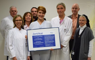 Foto: (von links) Herr Dr. Ehlenz, Frau Dr. Thörmer, Frau Maikranz, Hr. Meißner, Judith Böse, Frau Dr. Wagner, Herr Leipert, Sr. Theresa CR Jokba