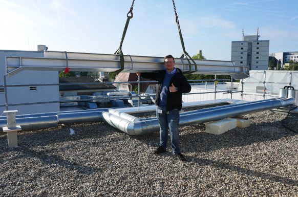 2019-09-04 Kraneinsatz - stellv. Technischer Leiter Hr, Zwaschka empfängt Ware auf dem Dach