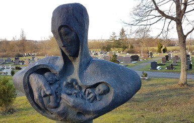 Statue "Geborgen" auf Neuem Friedhof in Gießen