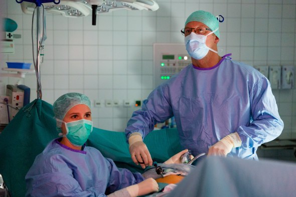 Operation wird durchgeführt © Andreas Bender Fotografie