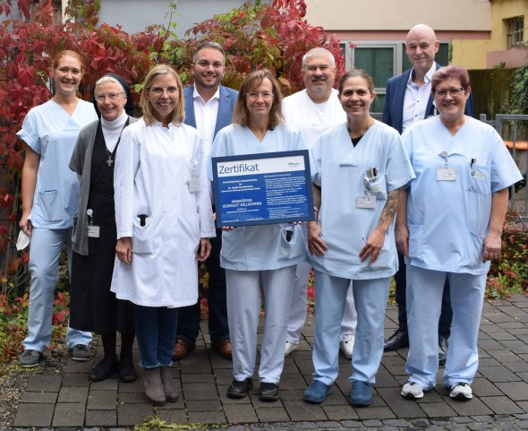 Gemeinsame Freude über die Rezertifizierung "Angehörigenfreundliche Intensivstation"