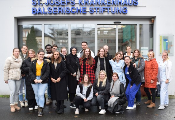 Azubis leiten eine Station - Gruppenfoto am Abschlusstag mit den Auszubildenden und der Projektgruppe © Jokba