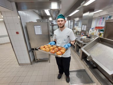 Auszubildende in Küche bekochen Pflegeschüler