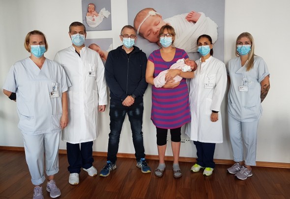 1000. Geburt 2021_Gruppenfoto mit Baby und stolzen Eltern