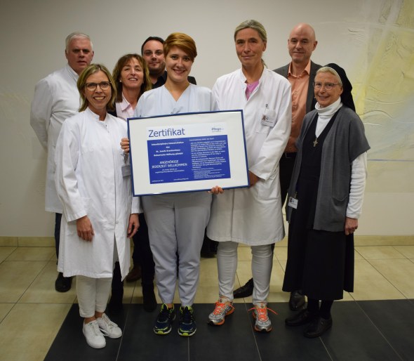 Foto: (von links) Herr Dr. Ehlenz, Frau Dr. Thörmer, Frau Maikranz, Hr. Meißner, Judith Böse, Frau Dr. Wagner, Herr Leipert, Sr. Theresa CR Jokba