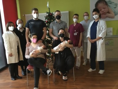 2 unserer Christkinder von 2021, die glücklichen Eltern und das geburtshilfliche Team