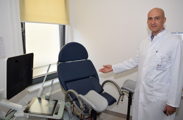 Chefarzt doctor-medic Serban im proktologischen Sprechzimmer