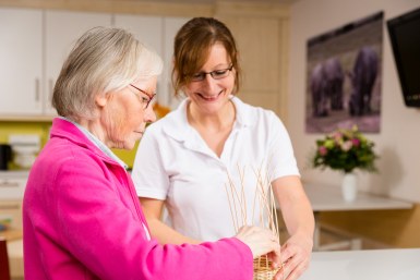 Geriatrische Patientin in der Ergotherapie