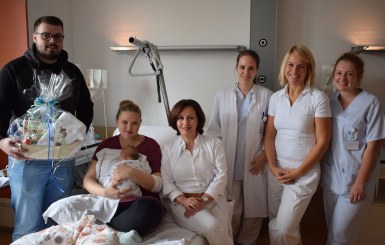 Im Foto von links nach rechts: Die stolzen Eltern mit der kleinen Elena, Oberärztin Z. Ghonoudi, Assistenzärztin L. Becker, Hebamme M. Hollerith, Kinderkrankenschwester M. Steller. Copyright: Jokba