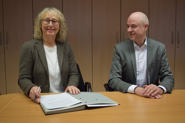 Vertragsunterzeichnung: Eva Hofmann (Caritasdirektorin, Vorstand) u. Andreas Leipert (Geschäftsführer Jokba)