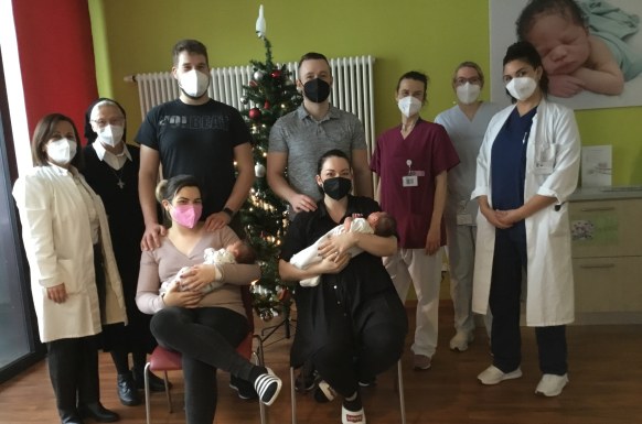 2 unserer Christkinder von 2021, die glücklichen Eltern und das geburtshilfliche Team