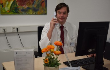 Chefarzt Dr Brückner am Telefon
