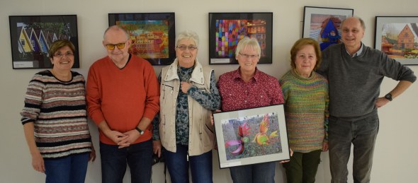 Mitglieder der „Fotosenioren Staufenberg“ beim Aufhängen der Bilder im iPaz, St. Josefs Krankenhaus Balserische Stiftung, CR: Jokba