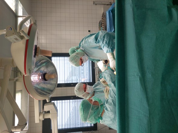 Operation Knieprothese_ Chefarzt Dr. Ziersch, Oberarzt Hr. Weber und Team