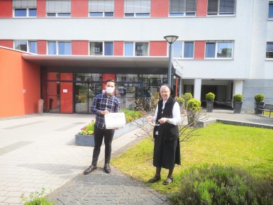 Patrick Basmaci übergibt Sr. Theresa 80 Gesichtsmasken als Spende