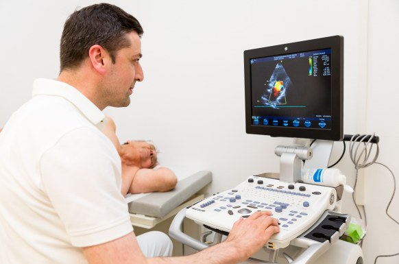 Leitender Oberarzt Dr. med. N. Soydan bei einer Herzultraschall-Untersuchung.