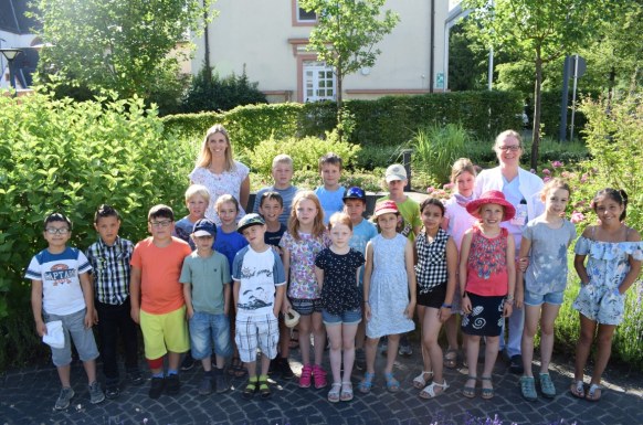 Klasse 3 a der Korczak-Schule mit Klassenlehrerin A. Sterlepper und Dr. med. S. Zwiener, Assistenzärztin der Anästhesie, St. Josefs Krankenhaus Balserische Stiftung. (Von den Eltern abgebildeter Schüler liegt eine Einverständniserklärung für Fotos vor)