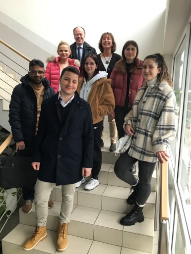 Unsere Pflegeschülerinnen und -schüler des Kurses F 22-25 mit Fr. Maikranz und Hr. Uloth
