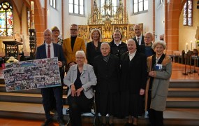 Gruppenfoto mit Rednerinnen, Rednern und Ehrengästen