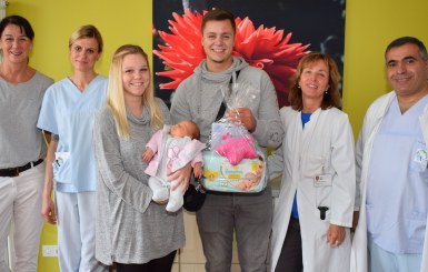 Hebamme J. De Caluwe, Kinderkrankenschwester N. Kowalzyk, Familie Creter / Giese mit der kleinen Sophia, Pflegedirektorin S. Maikranz, Oberarzt A. Yahya. Copyright: Jokba
