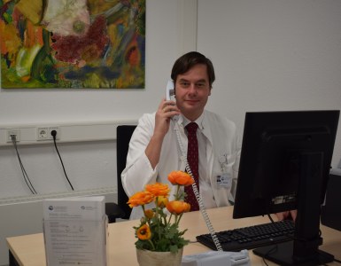 Chefarzt Dr Brückner am Telefon