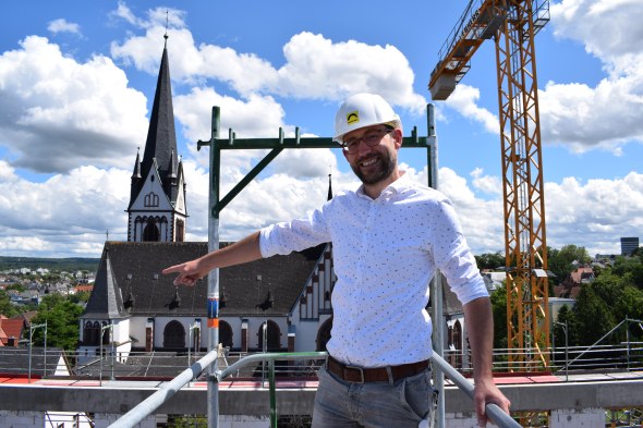 2020-08-Technischer Leiter D. Roth zeigt die Baustelle (1)