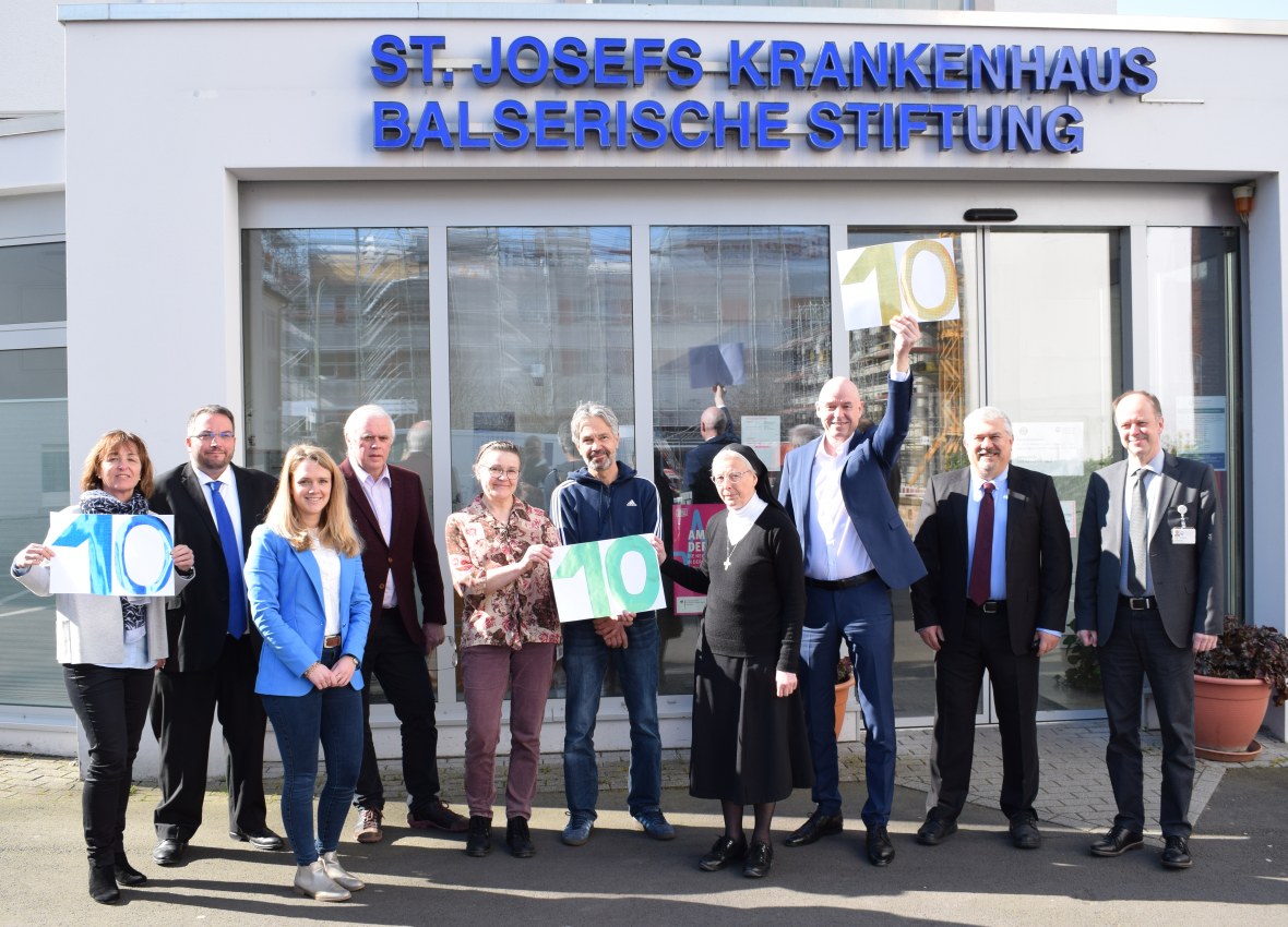 Die Mitarbeitervertretung und Krankenhausleitung freuen sich über 10-jähriges Fusionsjubiläum